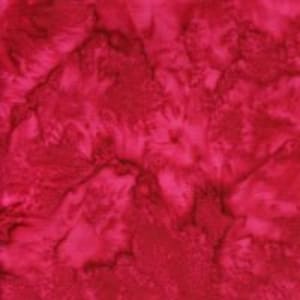 Könnte beinhalten: Ein leuchtend roter Stoff mit einem Batik-Muster. Der Stoff hat eine weiche, fließende Textur und ist perfekt für Bastelprojekte.