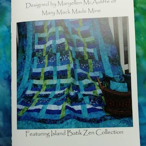 Könnte beinhalten: Ein Quiltmusterheft mit einem blauen, grünen und weißen Quilt mit dem Titel "Zen Basket Quilt" und dem Text "Designed by Maryellen McAuliffe of Mary Mack Made Mine" und "Featuring Island Batik Zen Collection" und "Uses 2 1/2" Strip Pack Baby, Lap and Twin Size".