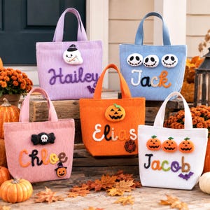 Peut inclure: Cinq sacs fourre-tout en velours côtelé lavande, bleu clair, rose, orange et blanc. Chaque sac présente un prénom personnalisé en lettres brodées et des appliqués en feutrine sur le thème d'Halloween, dont des fantômes, crânes et citrouilles.