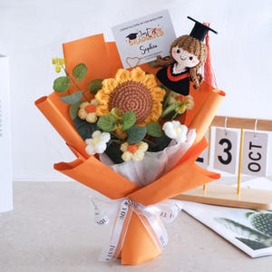 Abschluss-Blumenstrauß mit benutzerdefinierter Puppe | Crochet Bouquet Geschenk von Mutter zu Tochter, stolz auf Sie Andenken, handgemachte Abschlussfeier Blumen