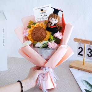 Custom Graduation Bouquet – Crochet Flowers with Personalized Doll | Unique Grad Gift for Daughter, Friend, Student | Proud of You Keepsake