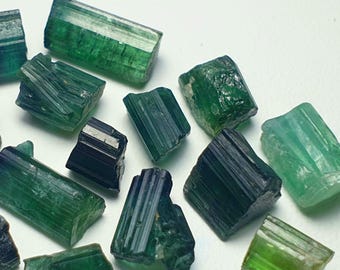 Cristalli di tormalina verde grezza: campione di minerali naturali, Afghanistan - 55 pezzi