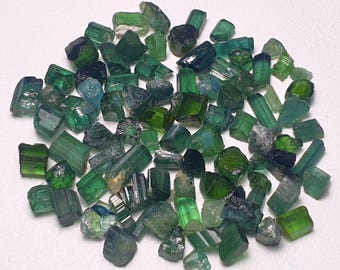 Cristalli di tormalina grezza di colore verde, splendido lotto di tormalina, lotto di tormalina naturale, campione di minerali naturali, dall'Afghanistan, 46 pezzi