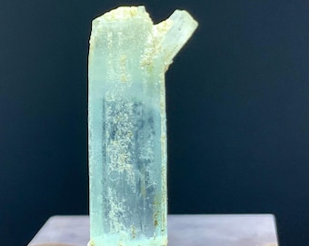 アクアマリン標本、アルバイト鉱物標本上の天然ブルーアクアマリン結晶 