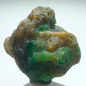 Cristal de esmeralda vibrante de Swat: berilo verde en bruto sobre matriz (94,70 ct) del valle de Swat, Pakistán.
