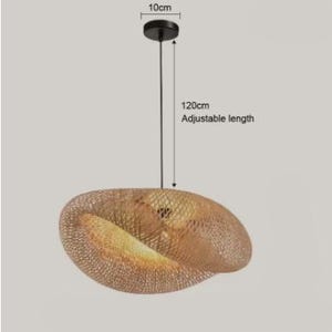 Puede incluir: Una l&aacute;mpara colgante con pantalla de mimbre color canela y un dosel de techo circular negro. El dosel mide 10 cm de di&aacute;metro y el cable tiene una longitud ajustable de 120 cm. La l&aacute;mpara tiene una forma ancha, aplanada y de cuenco.