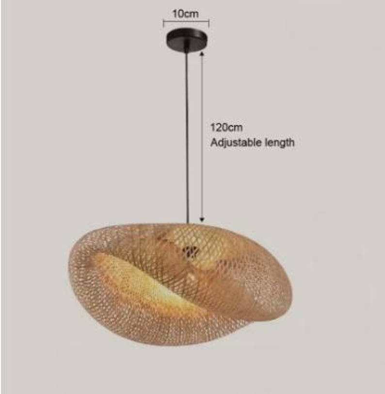 Puede incluir: Una l&aacute;mpara colgante con pantalla de mimbre color canela y un dosel de techo circular negro. El dosel mide 10 cm de di&aacute;metro y el cable tiene una longitud ajustable de 120 cm. La l&aacute;mpara tiene una forma ancha, aplanada y de cuenco.