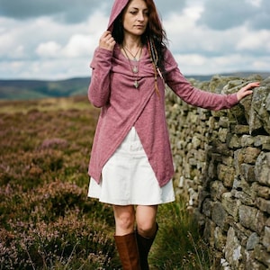 Alternatief boho gekruist vest, gothic Pixie-jurk met overslag en lange mouwen, nomadische col, aardse zigeunerfestivaltuniek, gespikkelde laag