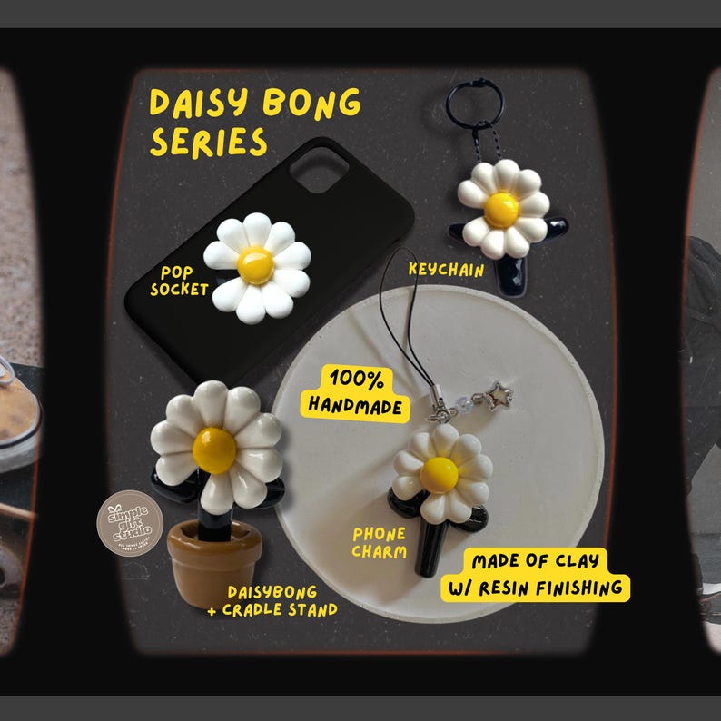 Puede incluir: Una colecci&oacute;n de accesorios hechos a mano con tem&aacute;tica de margaritas, que incluyen un soporte para tel&eacute;fono, un llavero, un dije para tel&eacute;fono y un daisy bong con un soporte. Los art&iacute;culos son blancos y amarillos con detalles en negro, hechos de arcilla con acabado de resina.