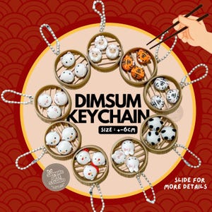 Könnte beinhalten: Eine Sammlung von Dim-Sum-Schlüsselanhängern, die jeweils Miniaturknödel mit Tiermotiven wie Schafen, Tigern und Pandas in Bambusdämpfkörben zeigen. Der Text "DIMSUM KEYCHAIN" ist zu sehen. Größe: ca. 6 cm.