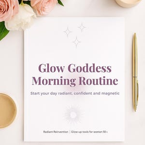Op de afbeelding: Een wit boek met de titel "Glow Goddess Morning Routine" met de tekst "Start your day radiant, confident and magnetic". Het boek is omringd door roze rozen, een brandende kaars en een gouden pen. Het boek is voor vrouwen van 50+.