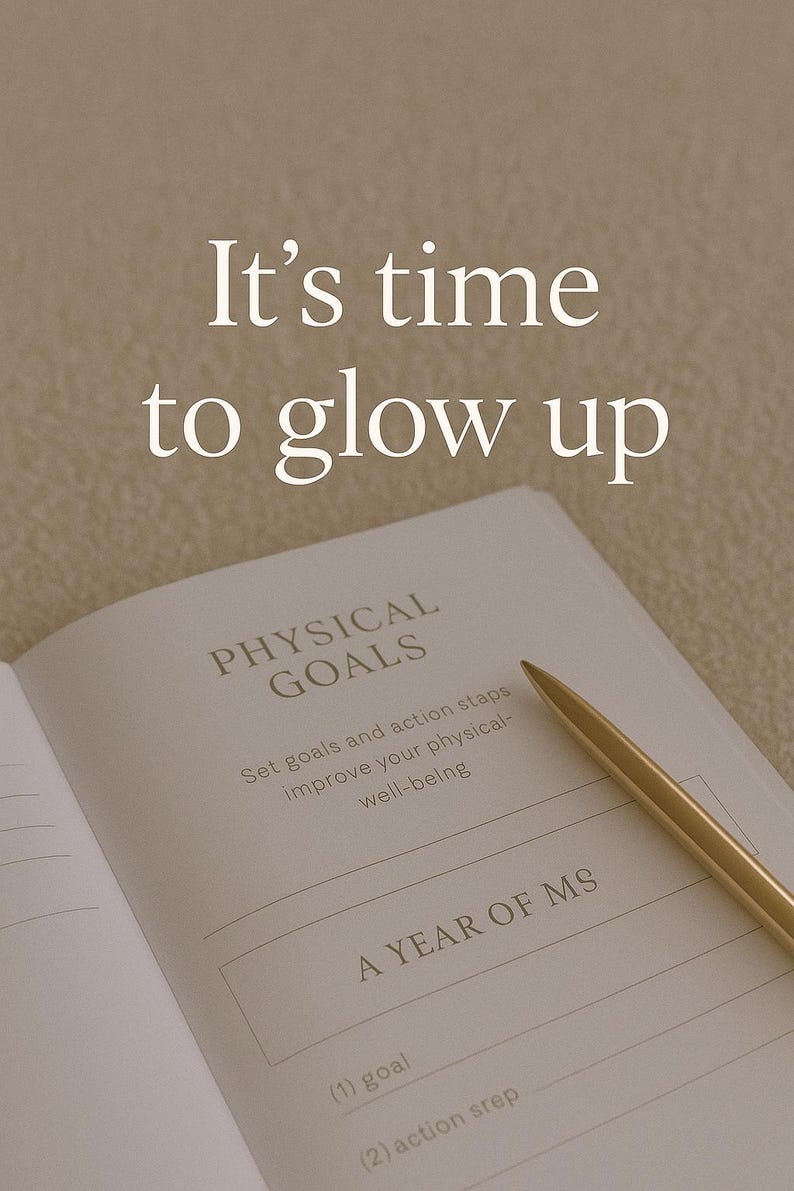 K&ouml;nnte beinhalten: Offenes Notizbuch mit dem Text "PHYSICAL GOALS" und "A YEAR OF MS". Ein goldener Stift liegt auf der Seite. Die Worte "It's time to glow up" stehen oben im Bild.