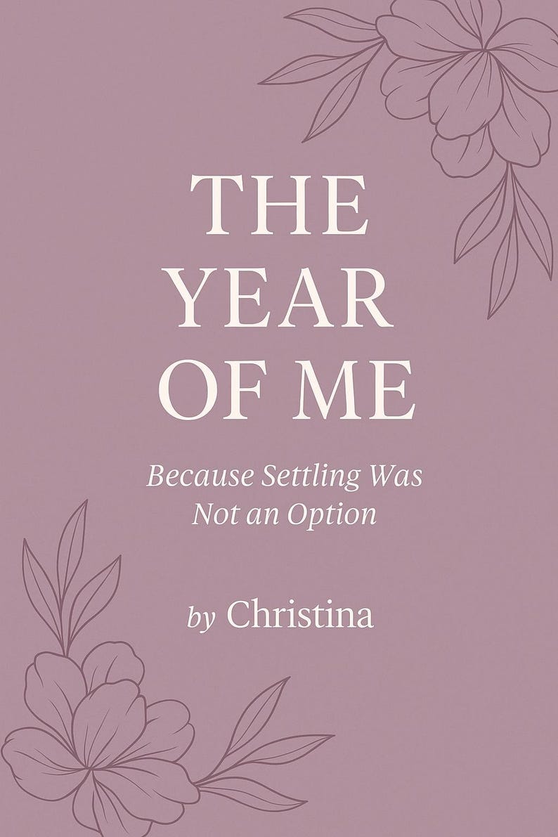 K&ouml;nnte beinhalten: Mauvefarbenes Grafikdesign mit dem Text "THE YEAR OF ME" in gro&szlig;en wei&szlig;en Buchstaben. Darunter steht "Because Settling Was Not an Option" und "by Christina". Florale Illustrationen umrahmen den Text.