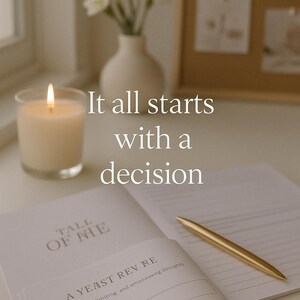 K&ouml;nnte beinhalten: Eine brennende Kerze in einem Glas, eine wei&szlig;e Vase mit Blumen und ein Notizbuch mit dem Text "It all starts with a decision". Ein goldener Stift liegt auf dem offenen Notizbuch. Der Titel des Notizbuchs lautet "A YEAST REV RE."