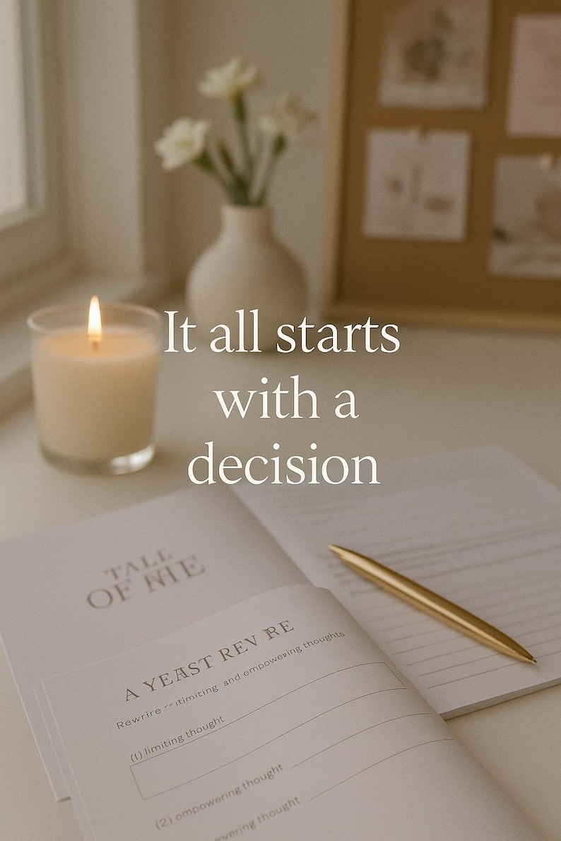 K&ouml;nnte beinhalten: Eine brennende Kerze in einem Glas, eine wei&szlig;e Vase mit Blumen und ein Notizbuch mit dem Text "It all starts with a decision". Ein goldener Stift liegt auf dem offenen Notizbuch. Der Titel des Notizbuchs lautet "A YEAST REV RE."