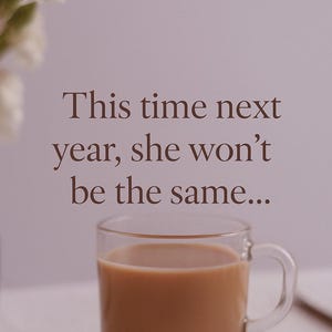 K&ouml;nnte beinhalten: Eine transparente Glas-Tasse, gef&uuml;llt mit einem hellbraunen Getr&auml;nk, wahrscheinlich Kaffee oder Tee, steht auf einer wei&szlig;en Oberfl&auml;che. Der Text "This time next year, she won't be the same..." ist braun &uuml;ber der Tasse gedruckt. Wei&szlig;e Blumen sind im Hintergrund zu sehen.
