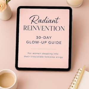 Może przedstawiać: Tablet cyfrowy wyświetla tekst "Radiant REINVENTION 30-DAY GLOW-UP GUIDE" na różowym tle. Obraz zawiera filiżankę kawy, świecę, kwiaty w wazonie, notatnik i złoty długopis, wszystko na różowej powierzchni.