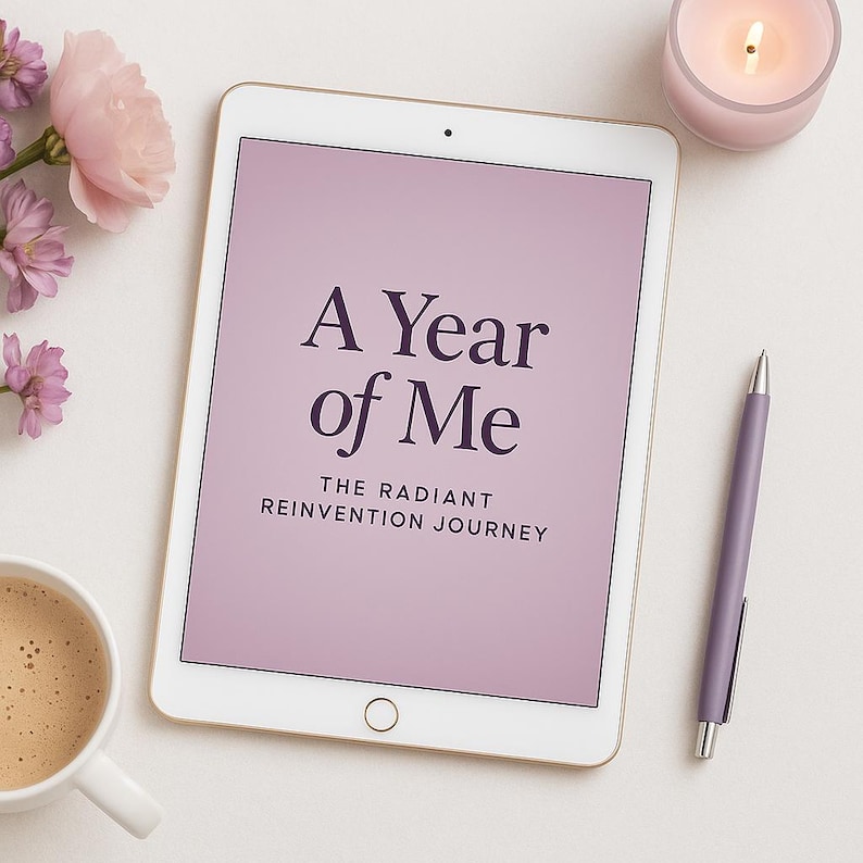 K&ouml;nnte beinhalten: Ein wei&szlig;es Tablet zeigt den Text "A Year of Me: The Radiant Reinvention Journey" auf einem lila Hintergrund. Ein lila Stift, eine Tasse Kaffee, eine brennende Kerze und rosa Blumen sind um das Tablet auf einer wei&szlig;en Oberfl&auml;che angeordnet.