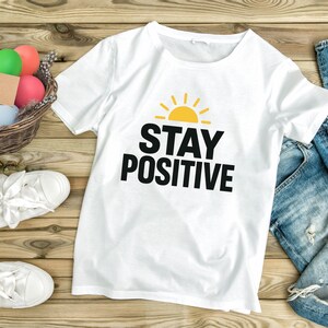 Motivatieshirt, positief blijven shirt, inspirerend positiviteitsshirt, shirt positieve vibes, motiverend citaat T-shirt, T-shirt typografie, T-shirt