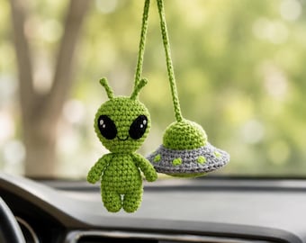 Lindo conjunto de colgantes de ganchillo con forma de alienígena y ovni para coche, colgador de espejo retrovisor de amigurumi hecho a mano, regalo único de decoración de ciencia ficción para coches para amantes del espacio.