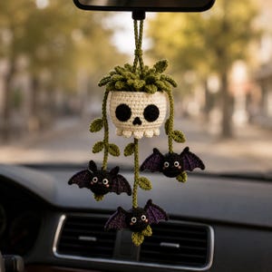 Crochet Skull Pflanzer Auto Charm mit Fledermäusen, Halloween Rückspiegel Accessoire, gruseliges Gothic Sukkulenten hängendes Dekor Geschenk