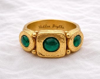 Anillo de oro y esmeralda para hombre: banda de oro vermeil hecha a mano con piedra preciosa cabujón de esmeralda, joyería vintage con estilo.
