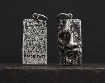 Colgante de plata estoicista de Marco Aurelio, dije con cita grabada "Amor Fati", joyería estoica hecha a mano, collar de sabiduría del emperador romano