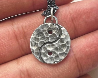 Colgante de plata martillada con Yin Yang, collar taoísta hecho a mano para el equilibrio y la armonía, amuleto espiritual unisex para meditación y yoga.
