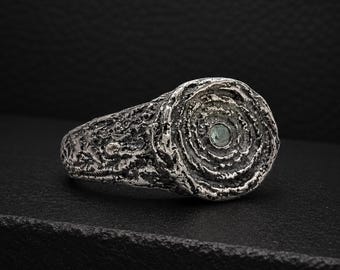 Anillo de sello brutalista de topacio azul, joya de declaración hecha a mano en plata de ley 925 oxidada.