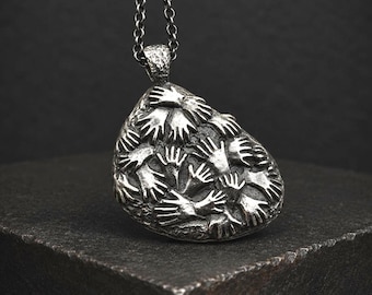Colgante de plata Cueva de las Manos, collar abstracto de roca prehistórica antigua, joyería rústica con textura pesada, Cueva de las Manos, Patagonia