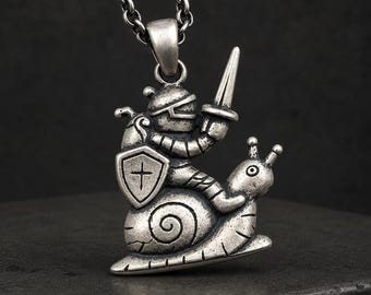 Collar medieval con caballero montando un caracol: colgante hecho a mano en plata de ley 925 con un caprichoso carácter medieval y acabado oxidado.