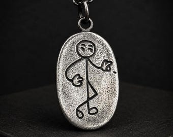 Colgante de figura de palo "Tómalo con calma" en plata de ley 925: joyería única hecha a mano para hombre con diseño tallado a mano.