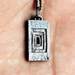 Collar para hombre con colgante geométrico de puerta en plata de ley 925 oxidada, colgante rectangular con textura rústica, joyería brutalista hecha a mano.