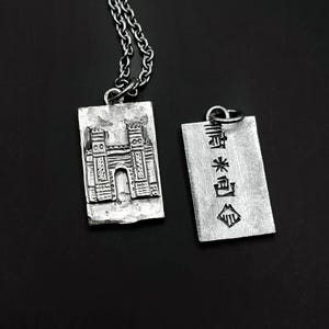 Könnte beinhalten: Ein Set aus drei Keramikbechern mit gesprenkelter, matter Oberfläche. Die Becher sind in Creme-, Hellgrau- und Dunkelgrautönen gehalten. Jeder Becher hat ein schlichtes, minimalistisches Design.