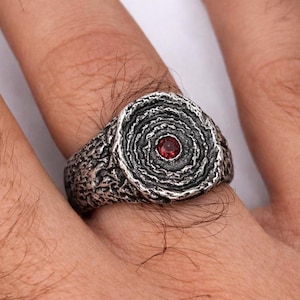 Può includere: Un cartello in legno rustico con la scritta "Welcome to our home" in lettere bianche. Il cartello presenta una finitura invecchiata e un design semplice e accogliente.