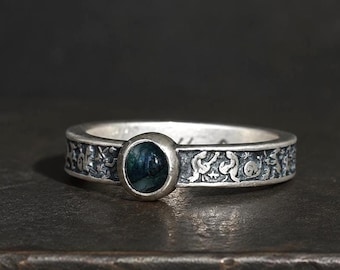 Anillo de plata medieval con motivos marginales para mujer: delicado anillo hecho a mano de plata de ley 925 con piedra de ágata musgosa natural y extraños caracteres medievales.