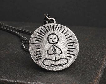 Colgante de plata con meditación budista, collar de mantra zen hecho a mano, joyería grabada con afirmación positiva, regalo de mindfulness