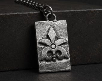 Collar para hombre con colgante de placa con diseño geométrico de Alhambra en plata de ley.