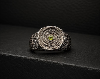 Herrring med brutalistisk peridot, handgjord bred grov ring i oxiderat 925 sterlingsilver