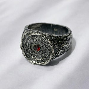 Pierścień z abstrakcyjnym wzorem jaskini z granatem w kolorze czerwonym, ciężki rustykalny, brutalistyczny, oksydowany pierścień, uniwersalny pierścień z wyrazistym wzorem, rustykalny pierścień z wyrazistym wzorem dla mężczyzn