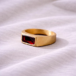 Chevalière en or 24 carats grenat rouge, bague unisexe minimaliste, bague auriculaire rectangulaire pour homme avec pierre naturelle en or vermeil