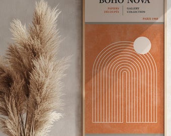 以下が含まれることがあります： 「BOHO NOVA」と「GALLERY COLLECTION PARIS 1968」の文字が入った額入りのアートプリント。オレンジ色の背景に白い太陽とアーチ模様をあしらった幾何学模様のデザインです。木製のベンチとパンパスグラスが入った花瓶が前景にあります。