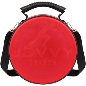 Op de afbeelding: Een ronde, rode tas met een zwarte schouderriem en handvat. De tas heeft een hardloper-afbeelding en de tekst "JEVVY CRAFTS". Het heeft zilverkleurige metalen clips en een zwart handvat.