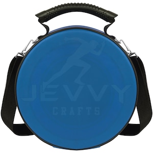 Op de afbeelding: Een ronde, blauwe draagtas met een zwarte handgreep en schouderriem. De tas heeft een hardloopfiguur en de tekst "JEVVY CRAFTS" in een lichtere blauwtint. Zilverkleurige metalen clips bevestigen de riem aan de tas.