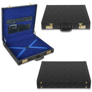 Puede incluir: Maletín de cuero negro con cerraduras de combinación y herrajes dorados. El interior está forrado con tela azul y cuenta con bolsillos y correas. El maletín cerrado tiene un patrón repetido en el exterior.