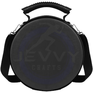 Op de afbeelding: Zwarte ronde draagtas met een handvat aan de bovenkant en een schouderriem. De tas heeft een hardloopfiguur en de tekst "Jevvy Crafts". Het heeft zilverkleurige metalen clips.