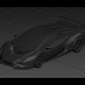 Puede incluir: Modelo de coche deportivo gris oscuro con alerón y ruedas detalladas. El coche tiene un perfil bajo y un diseño aerodinámico, lo que sugiere un alto rendimiento. La imagen es una representación 3D.