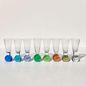 Vintage meerkleurige borrelglaasjes met bubbelbasis – Set van 8 modern glaswerk uit het midden van de eeuw – cocktailpartycadeau – cadeau housewarming
