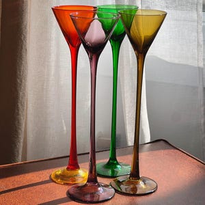 Kleurrijke kunstglas hartelijke glazen – set van 4 hoge handgeblazen vintage regenboog likeurglazen – barwagen decor, gastvrouw cadeau, bruiloft toast