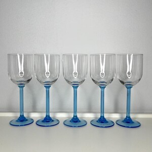 Vintage Clear & Blue Stem Weingläser - 5er Set | Mid-Century Modern Barzubehör | Transparente Schale, Himmelblauer Stiel | Retro Cocktail Gläser